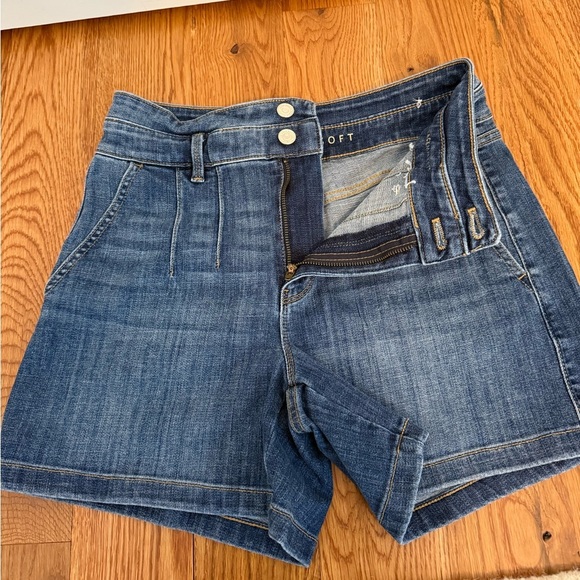 White House Black Market High-Rise Everyday Soft Denim™ Pleated 5-Inch Shorts - Picture 6 of 11